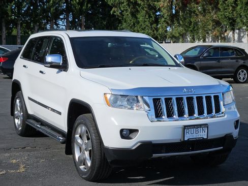 Used 2013 Jeep Grand Cherokee Overland w/ Advance Technology Group AWD/4WD image 16