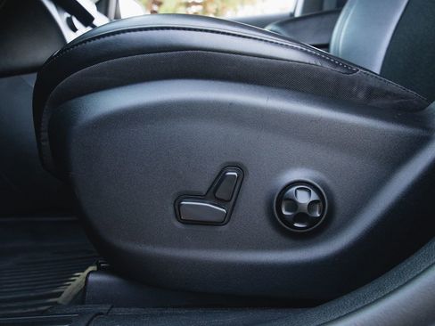 Used 2019 Jeep Cherokee Latitude Plus image 10