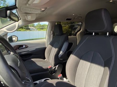 Used 2023 Chrysler Voyager LX FWD image 14
