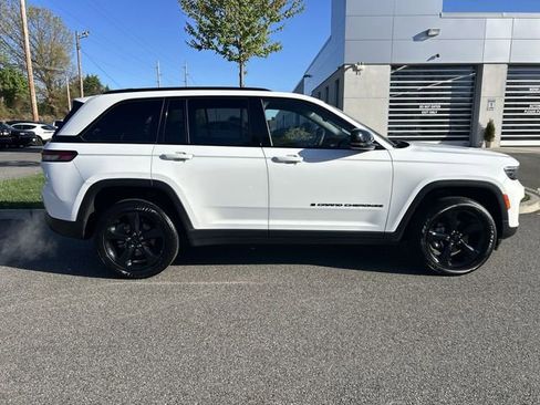 Used 2023 Jeep Grand Cherokee Altitude AWD/4WD image 9