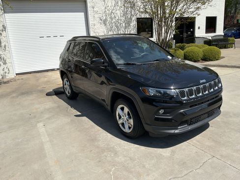 Used 2024 Jeep Compass Latitude w/ Convenience Group AWD/4WD image 2