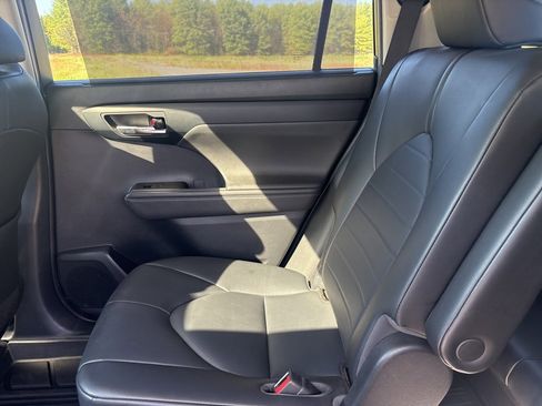 Used 2020 Toyota Highlander XLE image 42