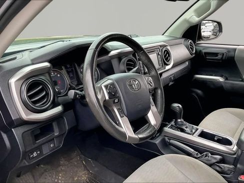 Used 2019 Toyota Tacoma SR5 AWD/4WD image 12