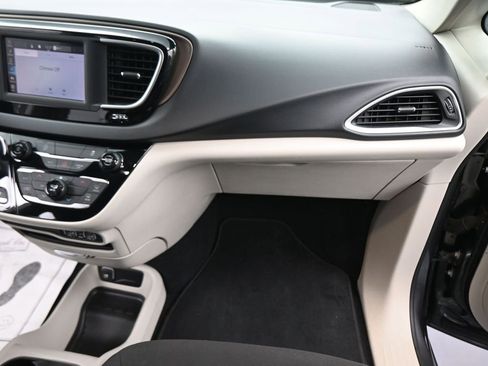 Used 2022 Chrysler Voyager LX image 47