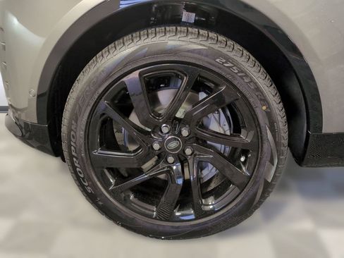 Certified 2025 Land Rover Discovery Dynamic SE image 10