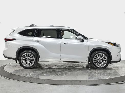 Used 2024 Toyota Highlander Platinum image 8