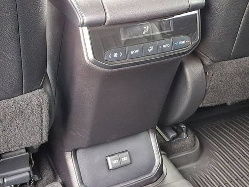 Used 2023 Toyota Highlander LE AWD/4WD image 18