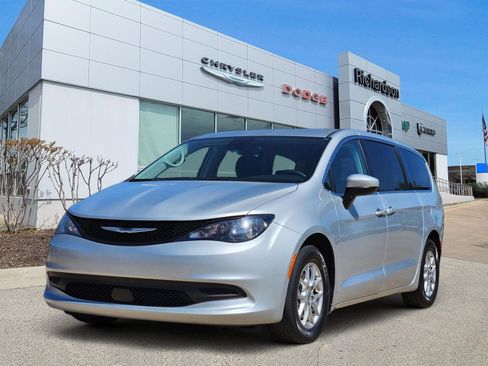 Used 2023 Chrysler Voyager LX image 2