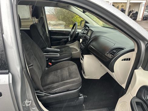 Used 2019 Dodge Grand Caravan SE FWD image 25
