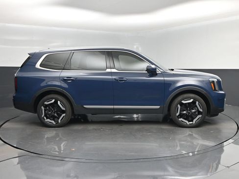 Certified 2024 Kia Telluride EX w/ EX Captain's Chair Package FWD image 2