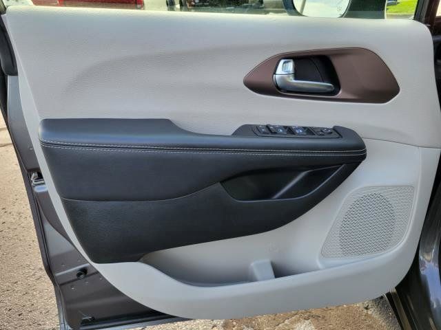 Used 2023 Chrysler Voyager LX FWD image 6