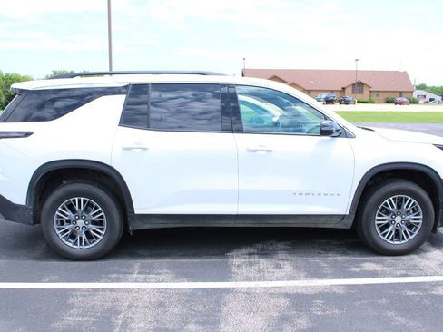 Used 2025 Chevrolet Traverse LT FWD image 4