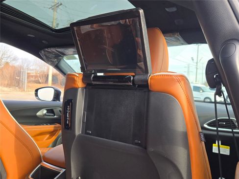 New 2026 Chrysler Pacifica Pinnacle image 11