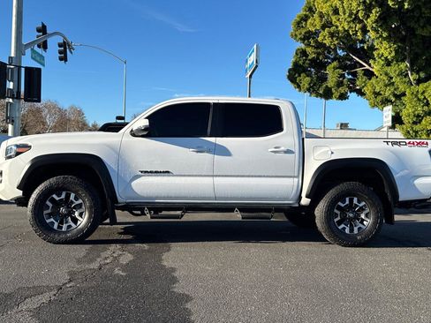 Used 2022 Toyota Tacoma TRD Off-Road image 8