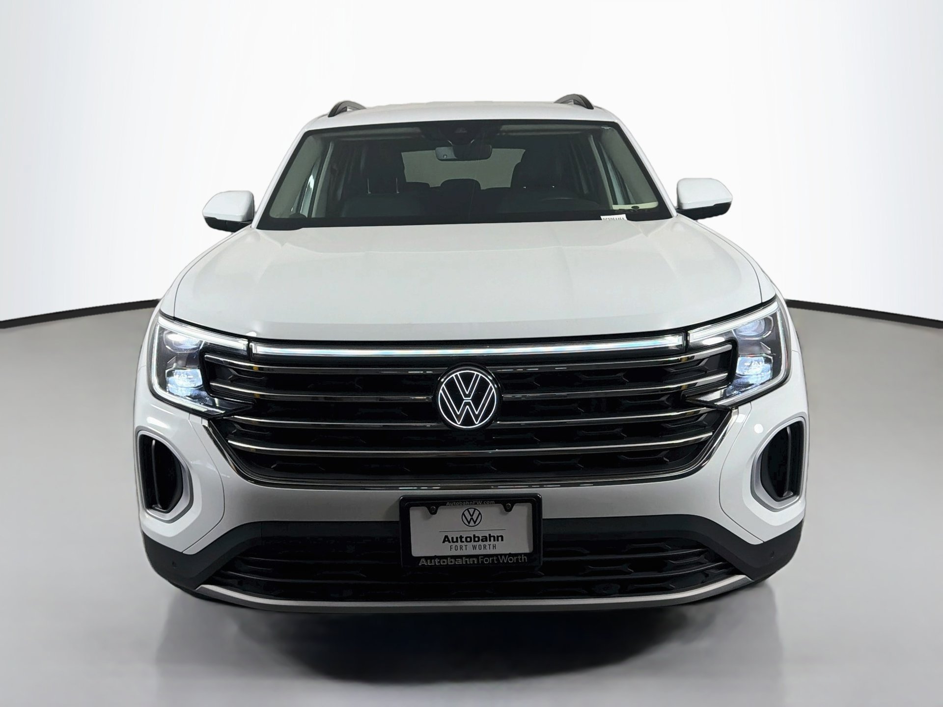 Used 2024 Volkswagen Atlas SE w/ Black Wheel Package FWD image 2