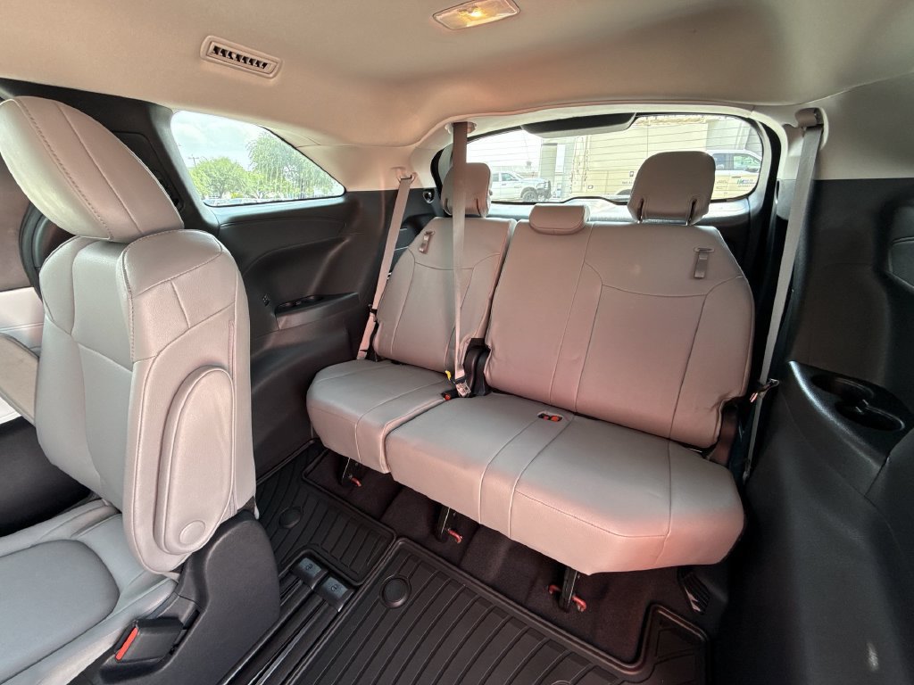 Certified 2025 Toyota Sienna XLE FWD image 26