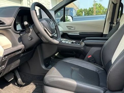 Used 2025 Toyota Sienna Limited AWD/4WD image 10