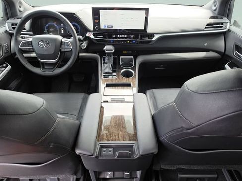 Used 2025 Toyota Sienna Limited FWD image 21