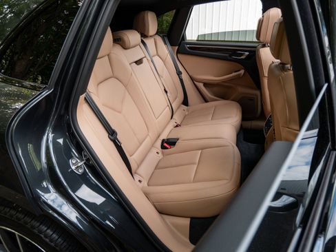 Certified 2025 Porsche Macan AWD/4WD image 36