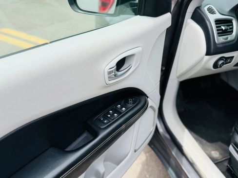 Used 2018 Jeep Compass Latitude AWD/4WD image 6