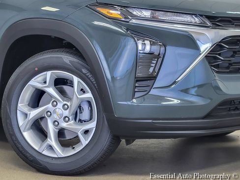 New 2026 Chevrolet Trax LS w/ LS Convenience Package FWD image 3