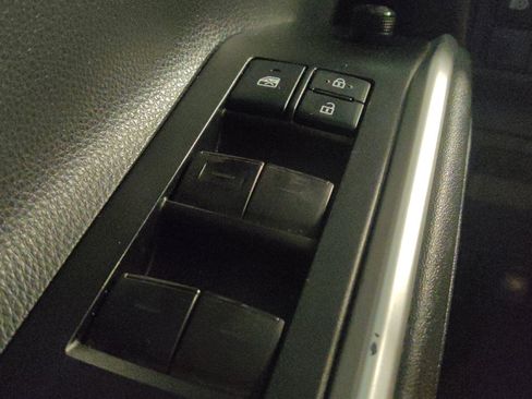 Used 2021 Toyota Highlander L FWD image 27