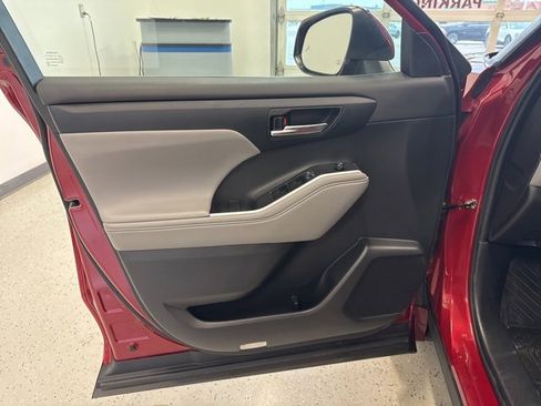 Used 2022 Toyota Highlander XLE image 41