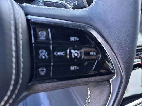 Used 2022 Jeep Grand Cherokee Overland AWD/4WD image 24