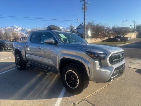 Used 2025 Toyota Tacoma SR5 image 3