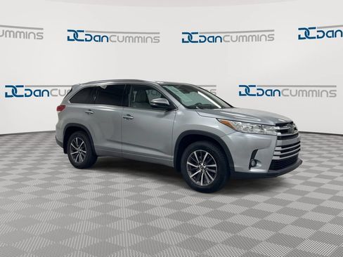 Used 2018 Toyota Highlander XLE AWD/4WD image 2