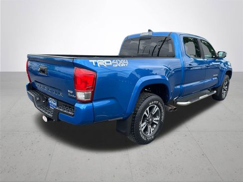 Used 2017 Toyota Tacoma TRD Sport AWD/4WD image 7