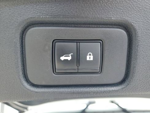 Certified 2025 Nissan Pathfinder Platinum FWD image 11