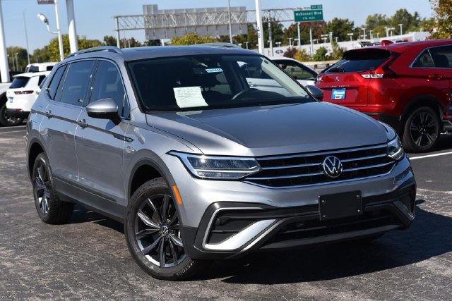 Certified 2023 Volkswagen Tiguan SE w/ Panoramic Sunroof Package FWD image 2