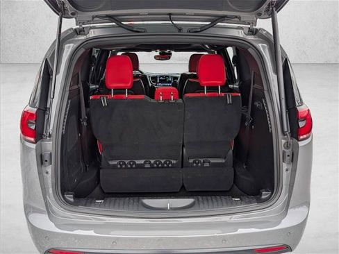 Used 2021 Chrysler Pacifica Limited w/ Uconnect Theater Family Group image 6