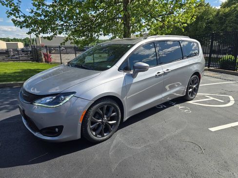 Used 2020 Chrysler Pacifica Limited w/ Advanced Safetytec Group FWD image 9