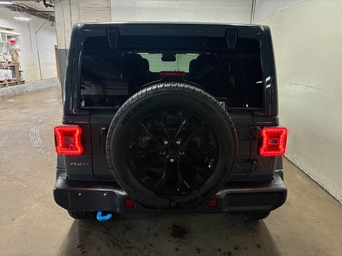 Used 2024 Jeep Wrangler Unlimited Sahara w/ Technology Group AWD/4WD image 8