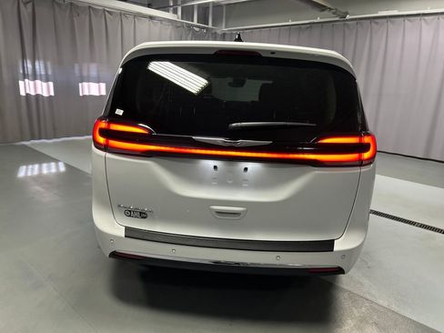 Used 2024 Chrysler Pacifica Touring-L image 6
