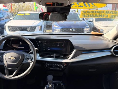 Used 2025 Chevrolet Trax LT FWD image 15