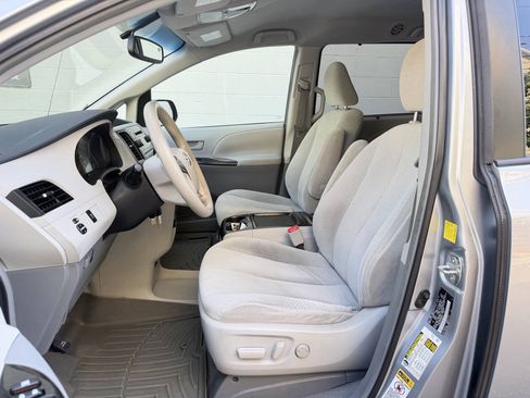 Used 2011 Toyota Sienna LE w/ Towing Pkg FWD image 8