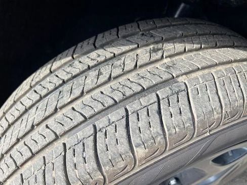 Used 2025 Chrysler Pacifica Premium image 24