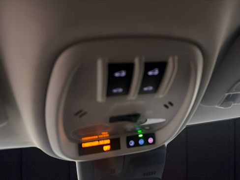 Used 2025 Chevrolet Trax LT w/ Sunroof Package FWD image 24