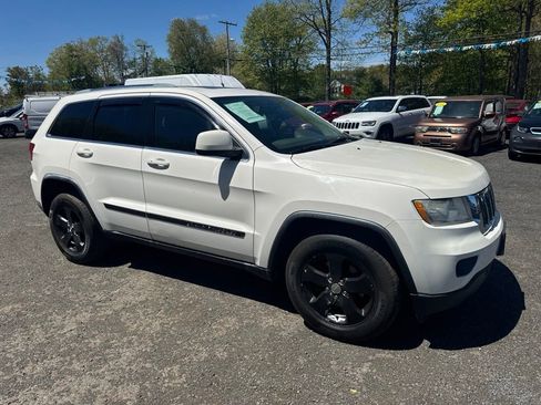 Used 2011 Jeep Grand Cherokee Laredo AWD/4WD image 2