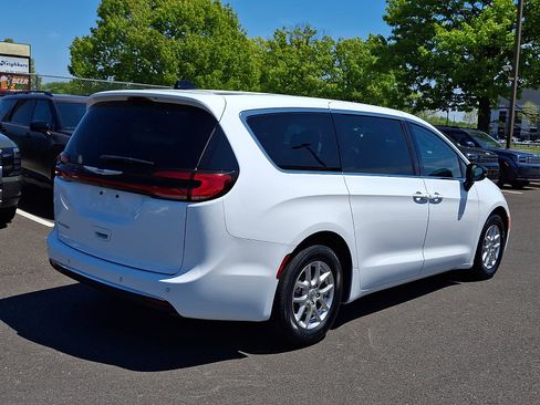 Used 2024 Chrysler Pacifica Touring-L FWD image 6