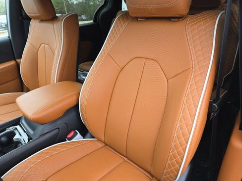 New 2026 Chrysler Pacifica Pinnacle image 15