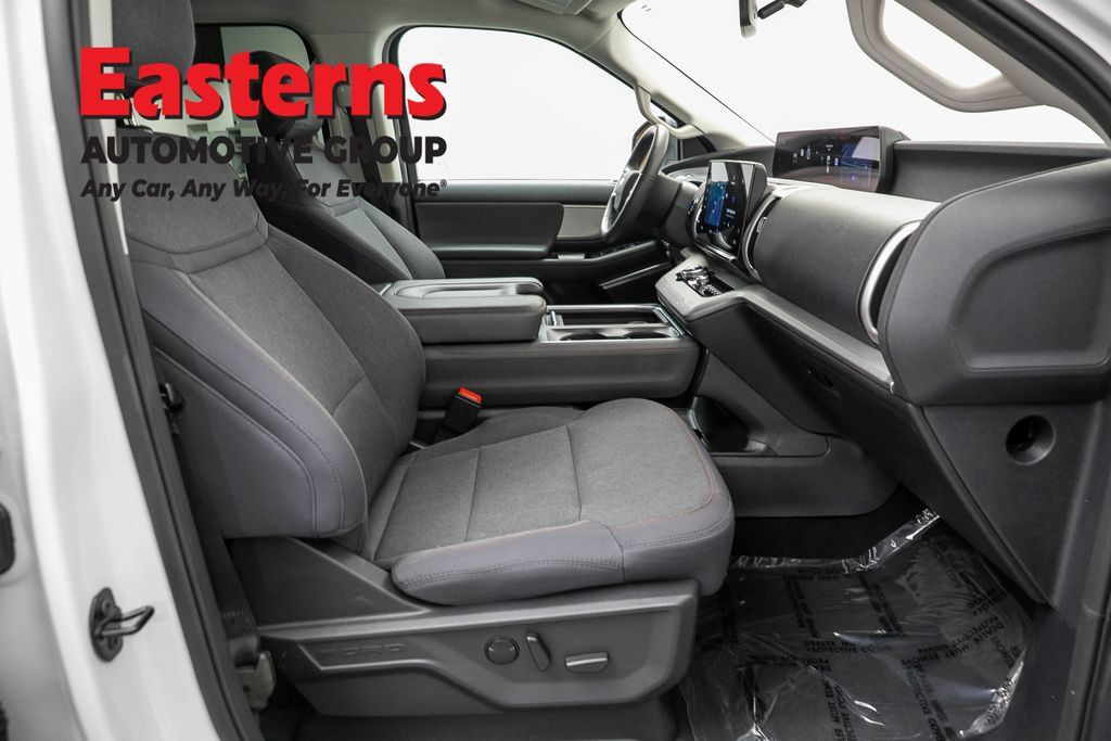 Used 2025 Ford Expedition Active AWD/4WD image 24
