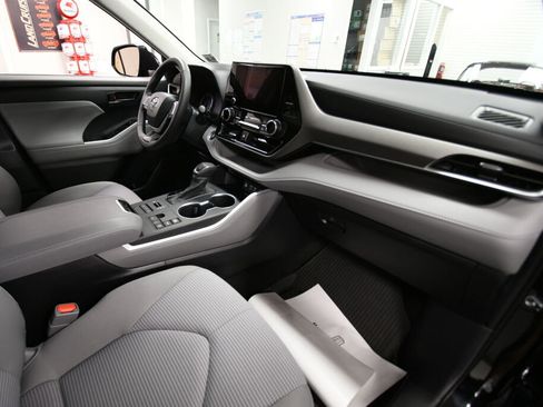Certified 2024 Toyota Highlander LE image 28