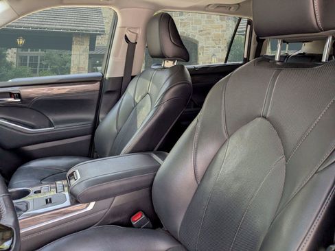 Used 2021 Toyota Highlander Limited FWD image 7