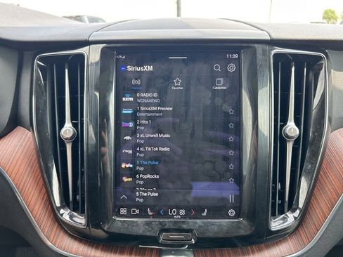 Used 2023 Volvo XC60 B5 Plus image 27