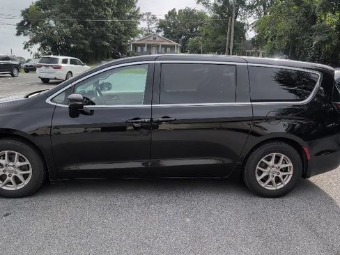 Used 2024 Chrysler Pacifica Touring-L FWD image 4