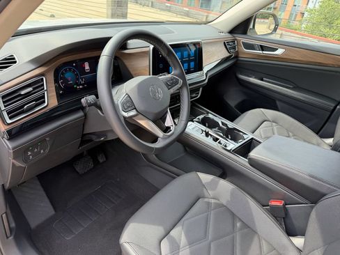 Certified 2024 Volkswagen Atlas SE w/ Panoramic Sunroof Package AWD/4WD image 8
